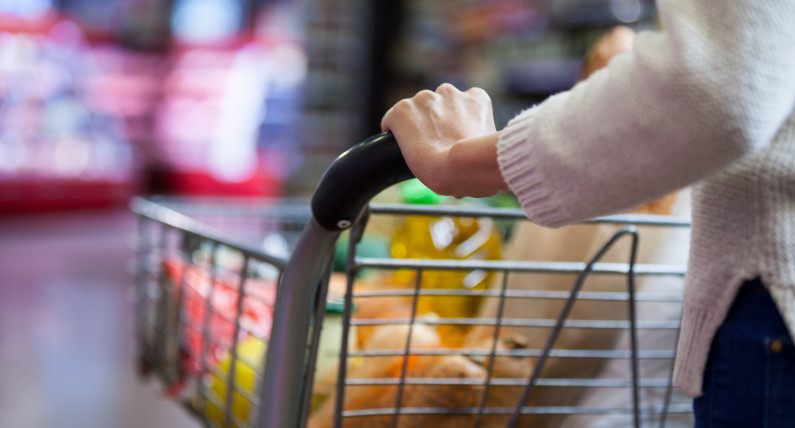 Koniec z szukaniem owoców na ekranie? AI w kasach ma skrócić zakupy