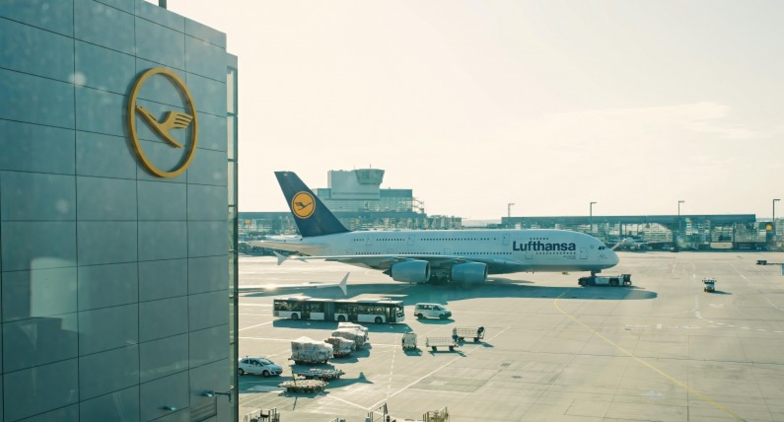 Lufthansa odwołuje na ten miesiąc ponad 7000 lotów. Również do Polski i Skandynawii