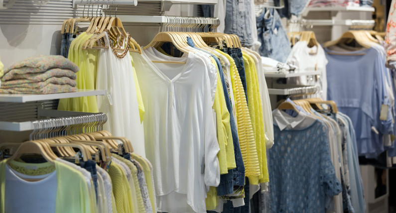 Syntetyczna moda miała być bardziej ekologiczna. Naukowcy sprawdzili, co naprawdę trafia do środowiska