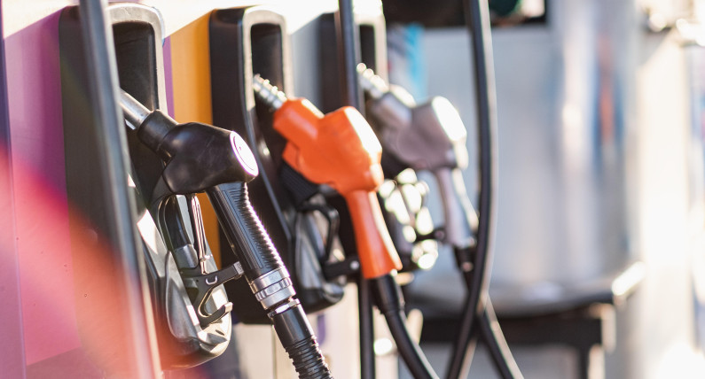 Szwecja obniża ceny paliw, Norwegia czeka. Stoltenberg wskazuje, dlaczego to nie rozwiąże problemu