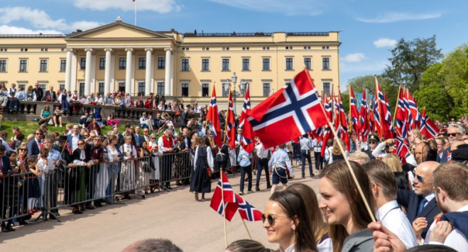 Parady, flagi, bunady i… hot-dogi: tak Norwegowie zwykle świętują 17 maja
