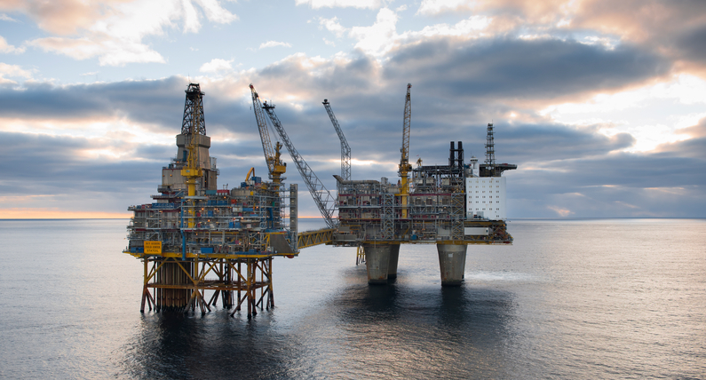 Ponad 30-procentowy spadek cen ropy brent. Surowiec najtańszy od 2021 roku