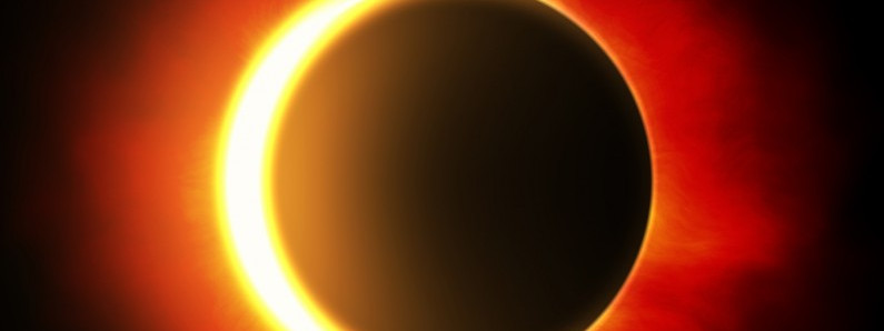 Widok na zaćmienie słońca z okna samolotu