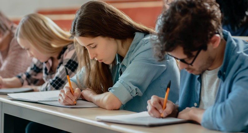 Nowa era ściągania na studiach. Technologia wyprzedza metody wykrywania o lata
