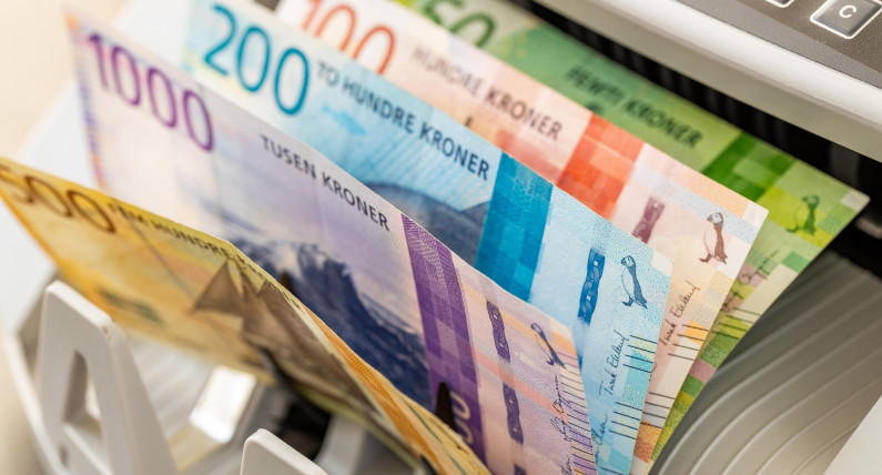 Wizerunkowa klapa korony norweskiej. Gotówki nie przyjmują nawet... norweskie banki