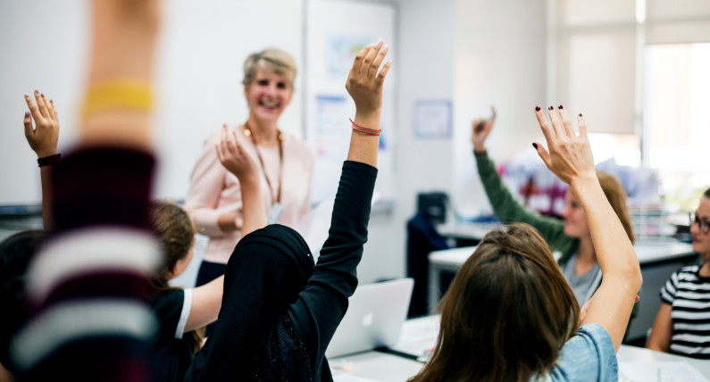 AI wkracza do szkół szybciej niż przepisy. Uczniowie chcą jasnych zasad korzystania