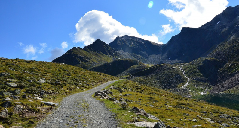 Wyjątkowi imigranci w Norwegii. Ściągają ich z gór, żeby budowali drogi
