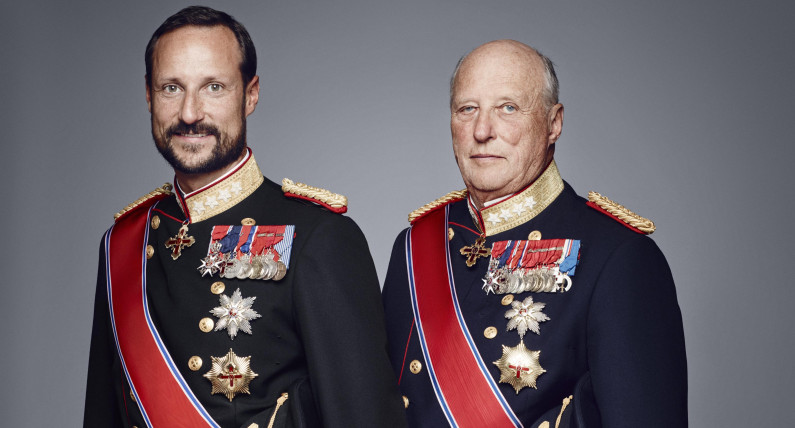 Haakon VIII objął tron po śmierci Haralda V. Taką dewizę wybrał