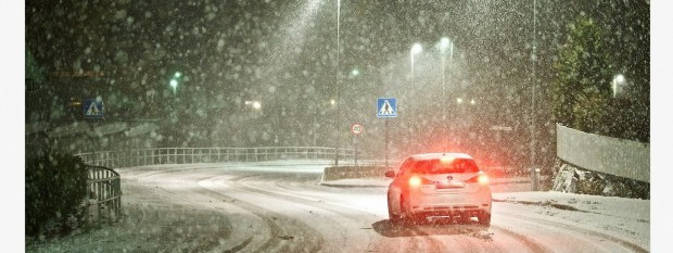 Policja ostrzega przed ekstremalnie śliskimi drogami.