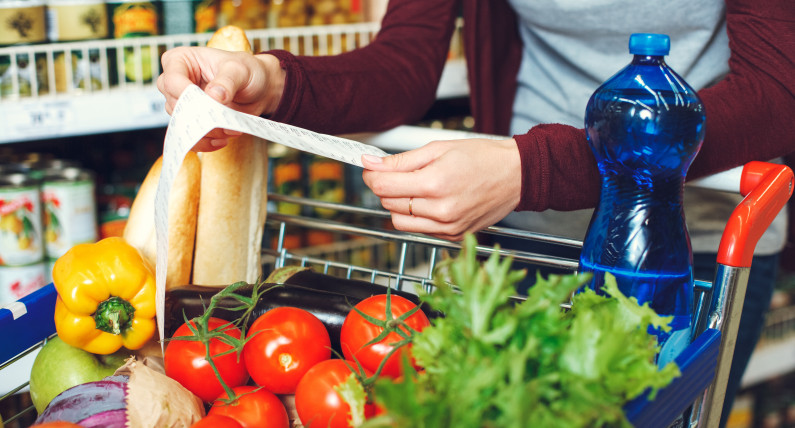 Polityczna walka o ceny żywności nabiera tempa. Obniżka VAT może zmienić rachunki, ale są wątpliwości