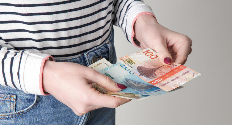 Korona norweska znowu traci. Rośnie presja na Norges Bank