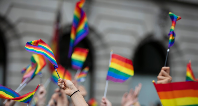 Tęczowa na maszt. Miesiąc Dumy LGBTQ+ w Norwegii