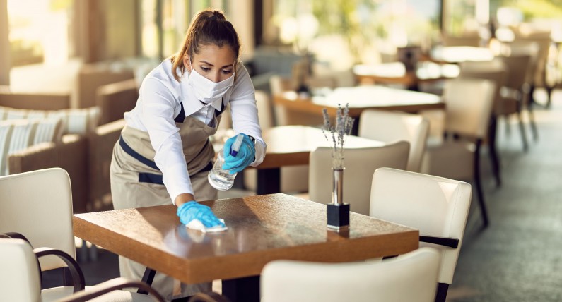 Brak umowy, bezpłatne nadgodziny i nielegalny monitoring: na to są narażeni pracownicy sezonowi