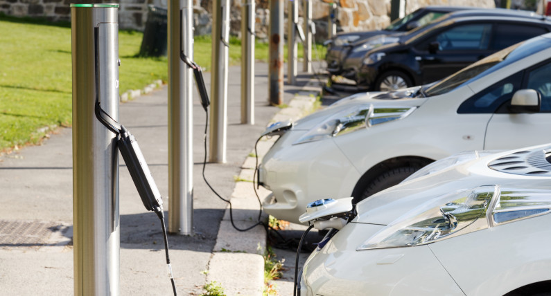 Coraz mniej kierowców widzi wady elektryków. Badanie pokazuje, co nadal przeszkadza