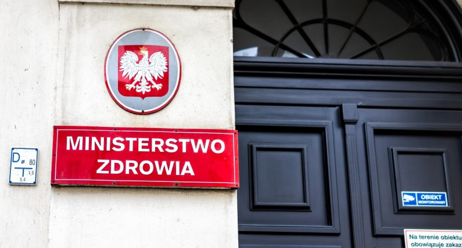 Środki kontroli emisji koronawirusa w Polsce utrzymane. Zła wiadomość dla majówkowiczów