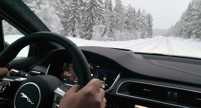 Lodowisko na norweskich drogach. NAF radzi, jak hamować i reagować