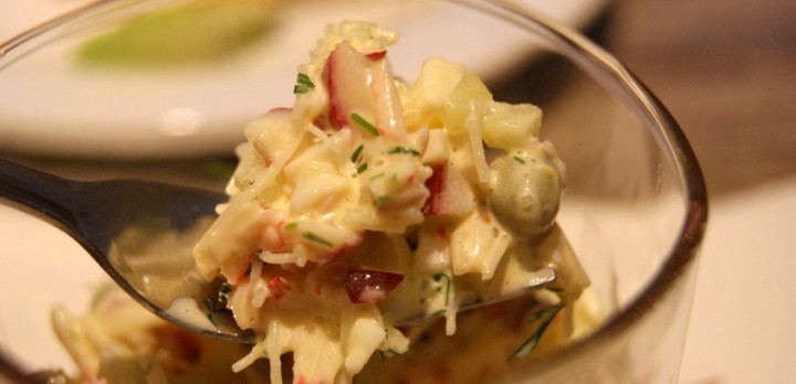 Sałatka krabowa – delikatna przekąska na imprezę