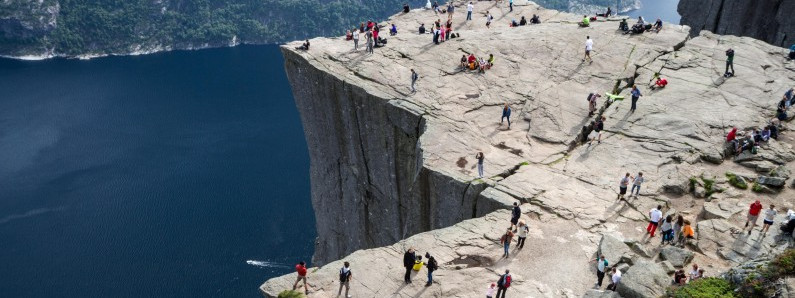 Nieodpowiedzialni rodzice na Preikestolen