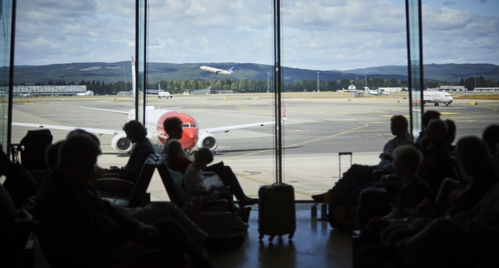Kolejny dzień olbrzymich kolejek w Gardermoen: podróżujący korzystają z nowych przepisów