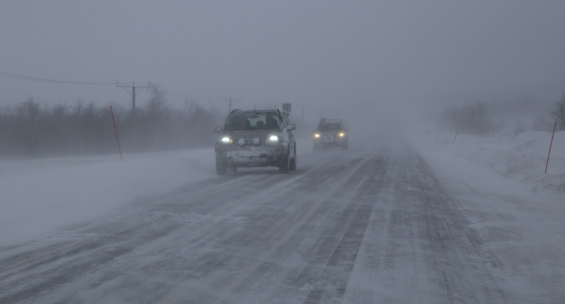 Nagłe opady śniegu sparaliżowały ruch. Wypadki na drogach w Norwegii