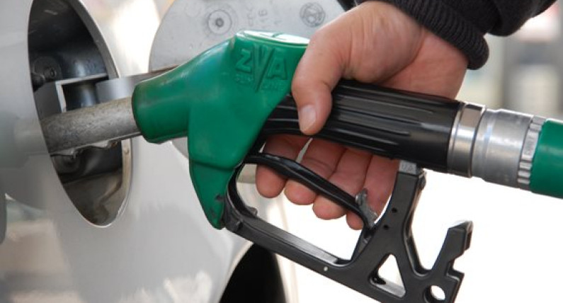 Ropa tanieje, a diesel wciąż kosztuje dużo. Analityk wskazuje przyczyny