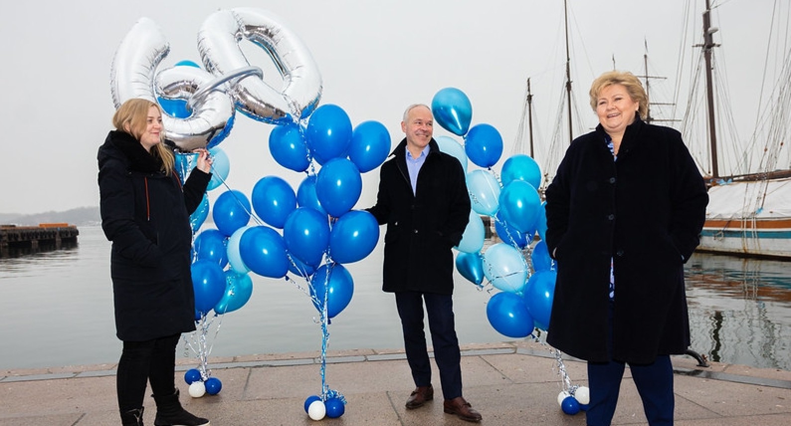 Erna Solberg przeprasza za złamanie obostrzeń: nadmiar gości na urodzinach premier Norwegii
