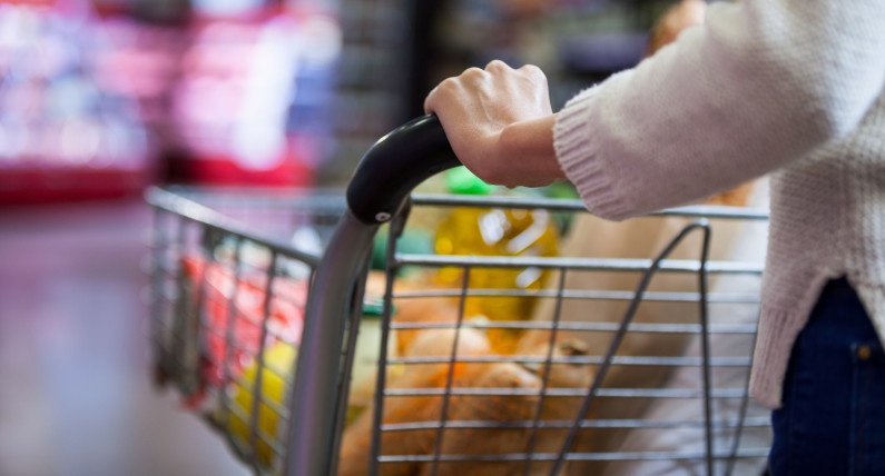 Grudzień z wyższą inflacją. Energia stabilizuje, żywność drożeje