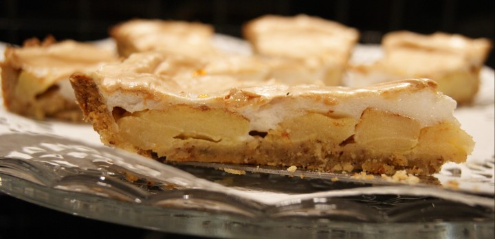 Szarlotka z bezą – pyszne połączenie jabłek, orzechów i cynamonu