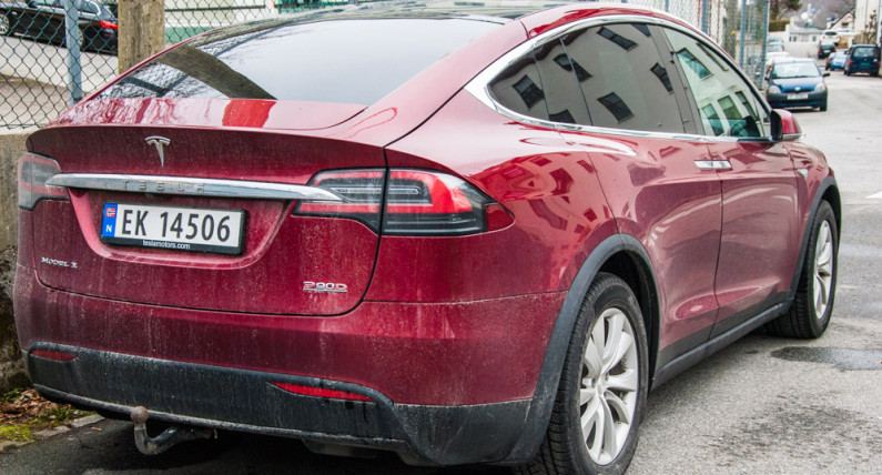Samochody elektryczne coraz mocniejsze na rynku wtórnym. Tyle kosztują używane modele