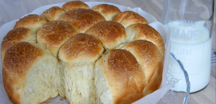 Brioszki – drożdżowe bułeczki, które można podawać z dowolnymi dodatkami