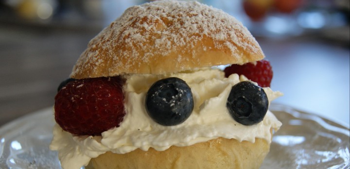 Karnawałowe bułeczki ze śmietaną i owocami