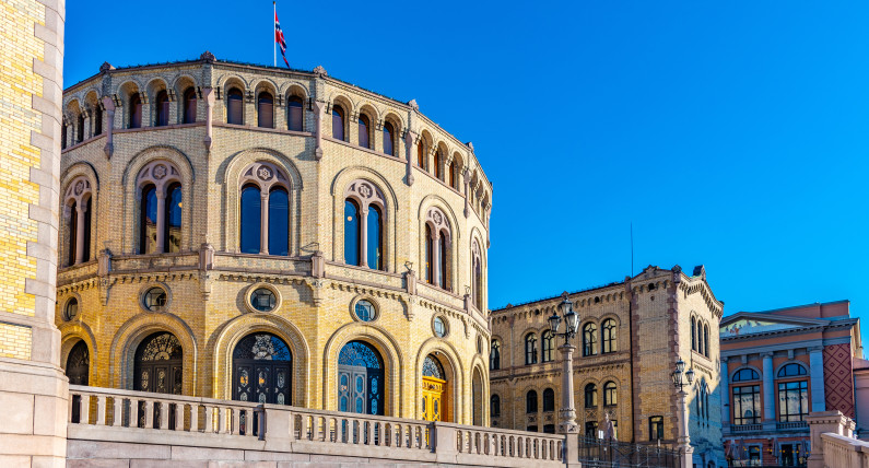 Czy cała naprzód to… cała w prawo? Przedwyborcze dylematy Norwegów