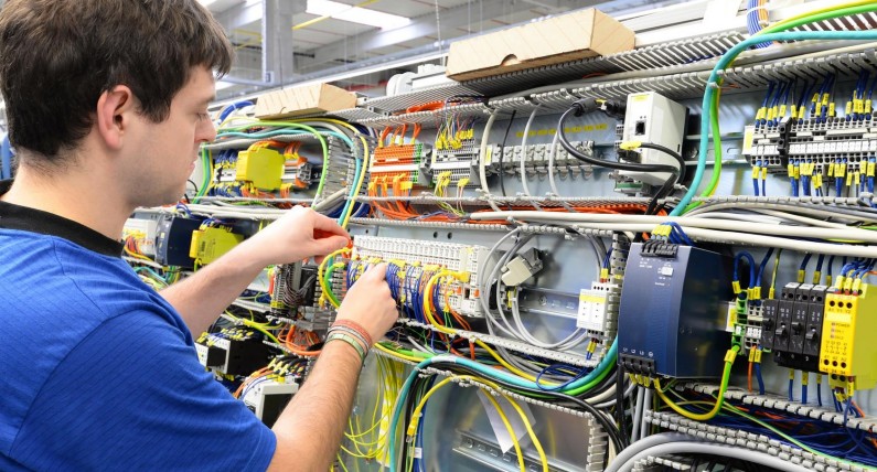 Jesteś elektrykiem i starasz się o uprawnienia DSB? Poczekasz nawet cztery miesiące
