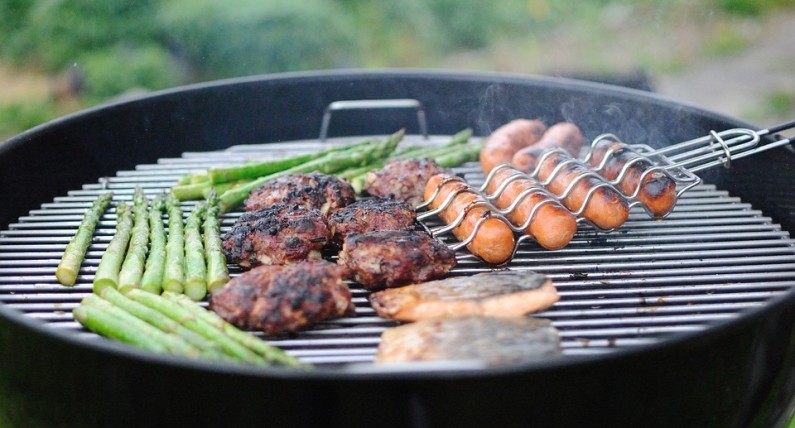 Planujesz grilla? Norweski Instytut Zdrowia ostrzega: uważaj na surowe mięso