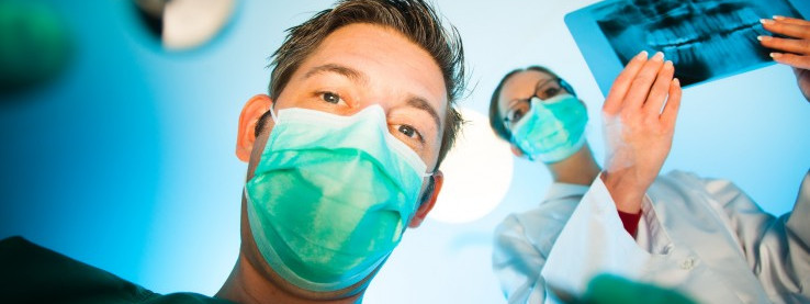 Przewodnicząca związków zawodowych w ogniu krytyki – leczyła zęby za granicą