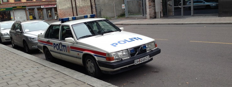 Policja przeciwdziała przestępczości, kontrolując przypadkowych mieszkańców Oslo