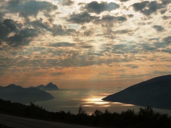 sroda_to_nie_ujecie_z_wladcy_pierscieni_tylko_zachmurzone_niebo_nad_saltfjellet.jpg sroda_to_nie_ujecie_z_wladcy_pierscieni_tylko_zachmurzone_niebo_nad_saltfjellet.jpg