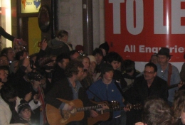 Bono i przyjaciele zaśpiewali dla bezdomnych  na ulicy Dublina 