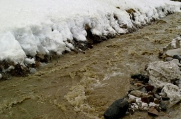 Odizolowani przez powódź i osunięcia ziemi