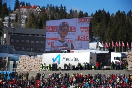 Oslo: Małysz nokautuje  Holmenkollen w serii próbnej, przeskoczył skocznię!