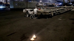 Wypadek w porcie w Oslo - ludzie przychodzą zapalić znicze na miejsce katastrofy [FOTO]