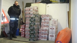 Policja zatrzymała samochód pełen alkoholu i papierosów 