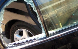 Wandale zniszczyli ponad 40 samochodów 