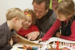 Tata dostanie dodatkowe dwa tygodnie z dziećmi, proponuje rząd