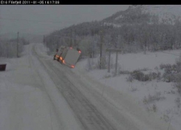 Śnieżna udręka na drogach - ciężarówki blokują ruch