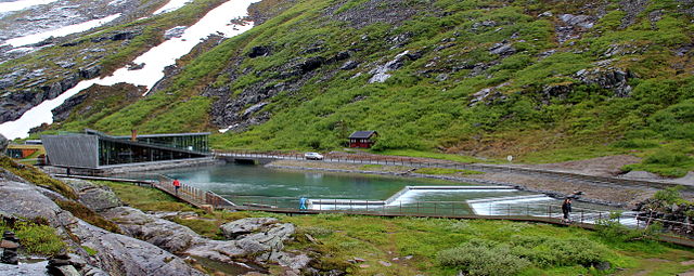 trollstigen_besokssenter_fot._chell_hill_wikimedia.jpg
