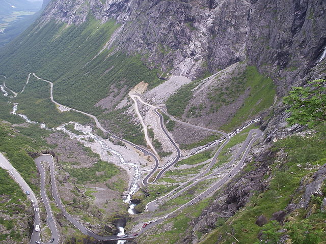 trollstigen_norway_2006_fot._color_probe_wikimedia.jpg
