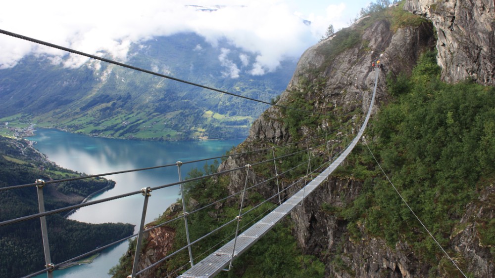 Spacerek po kładce nad przepaścią