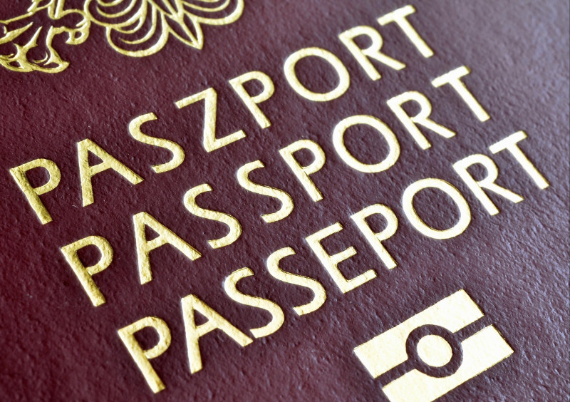 Paszport tymczasowy można wyrobić w punkcie na lotnisku tylko w dniu wylotu - w innym wypadku należy udać się do punktu paszportowego prowadzonego przez wojewodę.