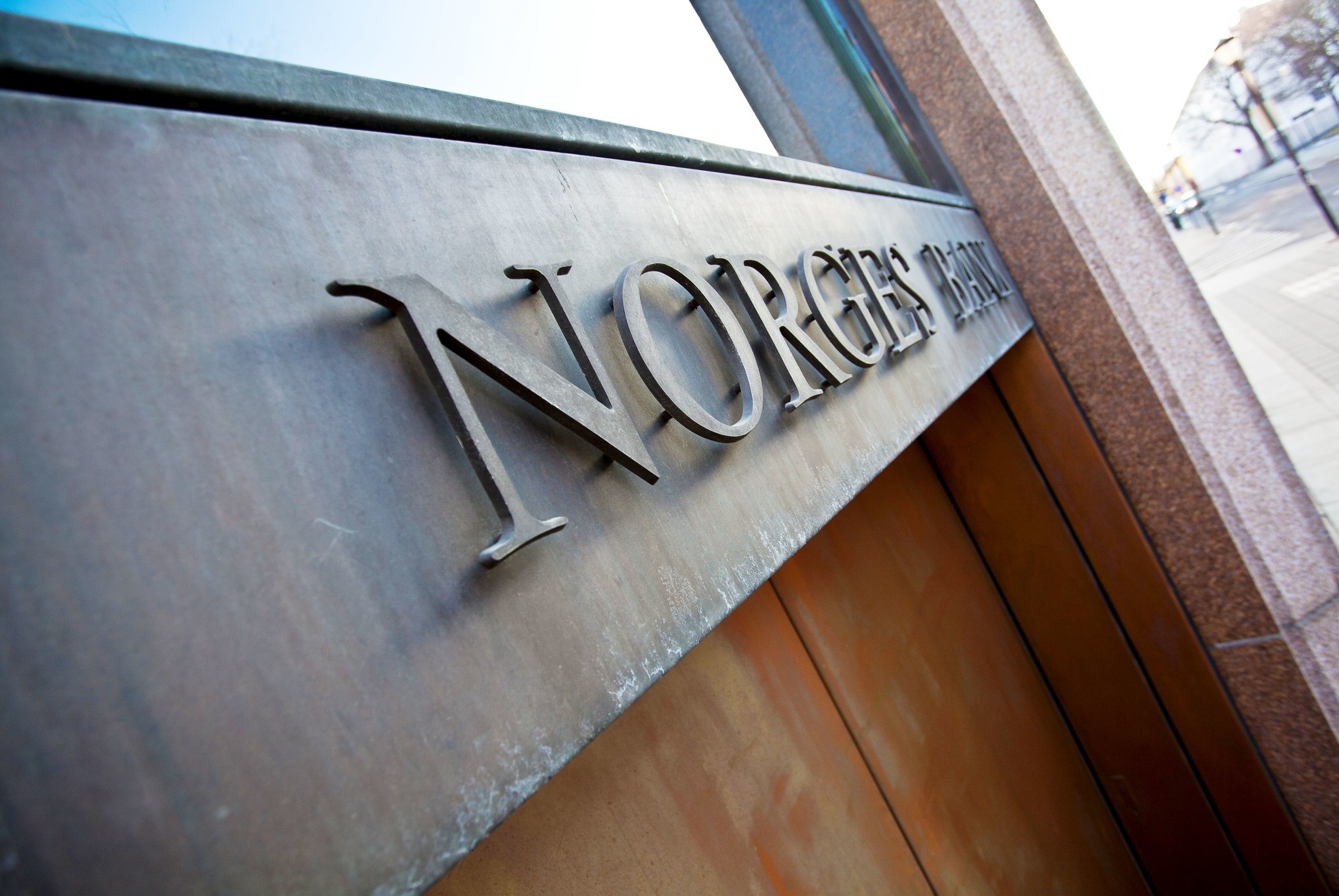 Oczekuje się, że norweski bank centralny podniesie stopy procentowe w przyszłym tygodniu, starając się obniżyć rosnący poziom inflacji.